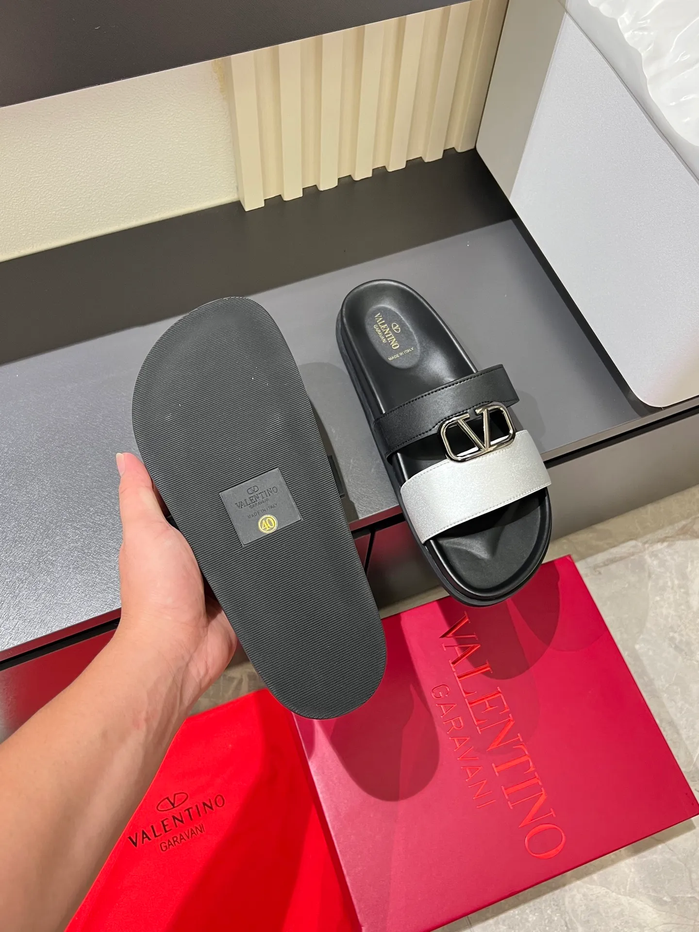 Men's shoes 💰p300 VALENTINO Men's 🧍‍♂️ Spring and summer new style metal logo flat slippers, elegant sandals, the same style worn by celebrities, original molding, imported calfskin. Rubber outsole. Soft and durable, full set of counter packaging size: 39-44 (.45.46 customized)